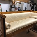 Hellbraunes Holzsofa mit beigem Punktmuster-Polster